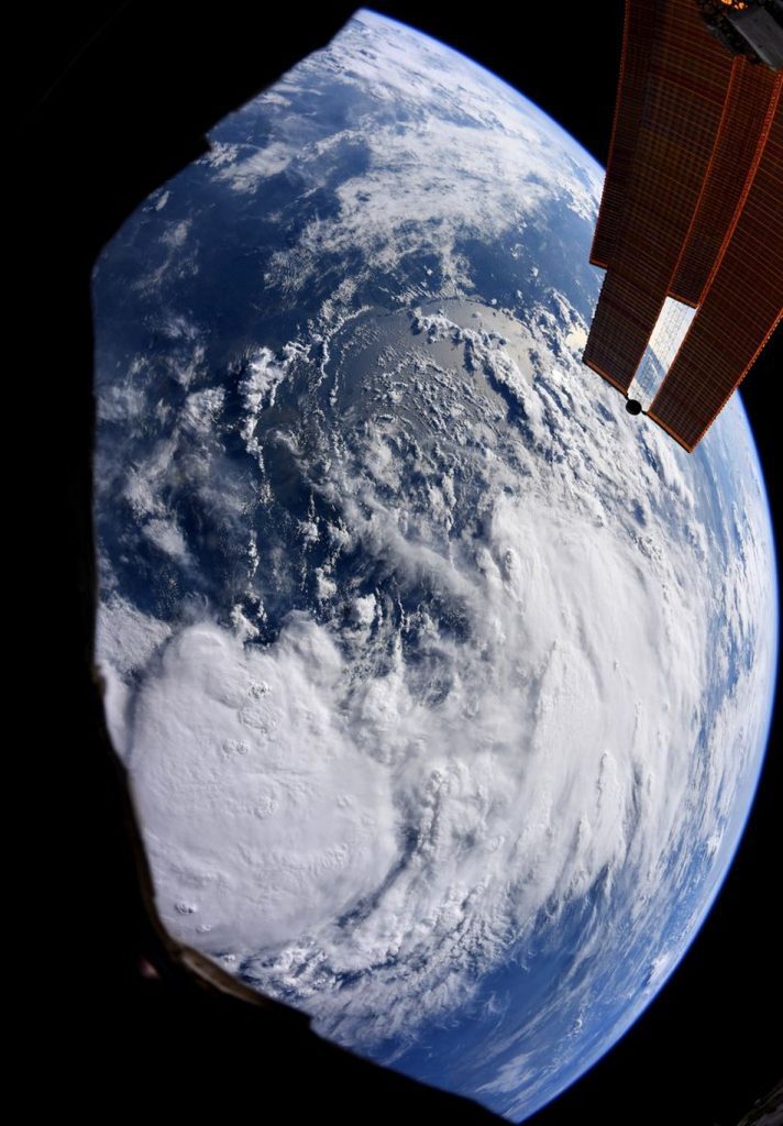 La foto de un astronauta muestra una ominosa tormenta tropical Barry, que se levanta de vapor.
